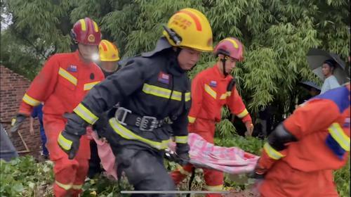 直击四川泸县6.0级地震 | 消防接警24起营救被困群众25人，处置一起白酒罐体泄漏